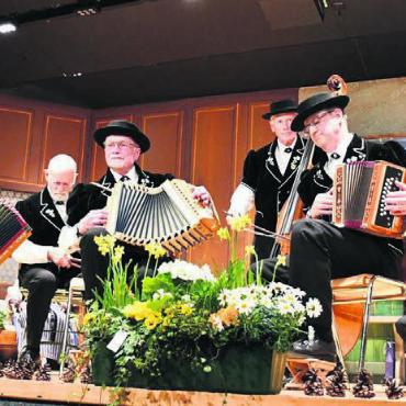 Mit ganz viel Freude - Die Niederwiler Stubete-Höckler werden bei ihrem Auftritt durch Musiker aus dem Chor verstärkt.