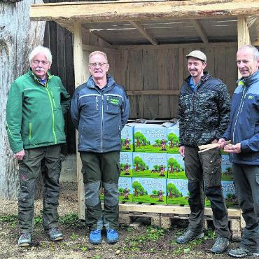 Mehr Potenzial nutzen - Sie freuen sich über die Erweiterung des Projekts, von links: Urs Gsell, Forstbetrieb Suhrental-Ruedertal, Kurt Vogt, Forstbetrieb Gebenstorf, Moritz Fischer, Forstbetrieb Wettingen, und Stefan Staubli, Holzenergie Freiamt. Bild: zg