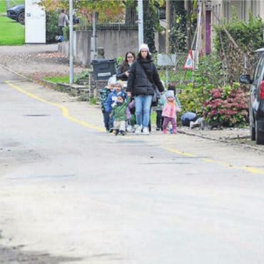 Zweiter Anlauf für nötige Sanierung - Die Strasse, die für viele auch Schulweg ist, soll nicht nur wieder in einen besseren Zustand versetzt werden, sie soll gleichzeitig auch sicherer werden, vor allem für Fussgänger. Bild: chh