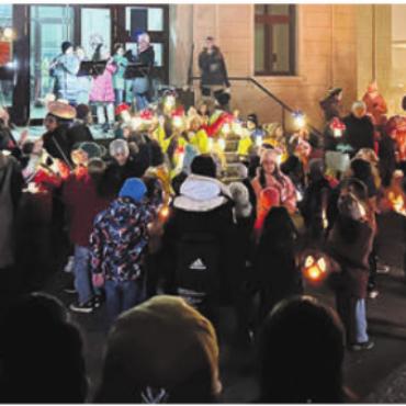 Mit Licht und Gesang - Lieder und Musik runden den Umzug ab. Bild: Archiv