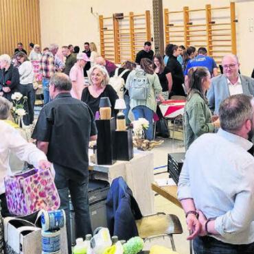 Ganz viele Kontakte knüpfen - Schon am Vormittag ist die Halle gut gefüllt und ergeben sich spannende Gespräche zwischen Ausstellern und Besuchern. Bilder: Chregi Hansen