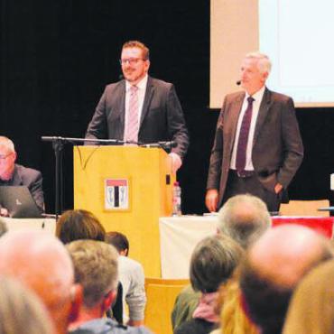 Kein Bauen auf Vorrat - Gemeinderat Reto Knecht (links stehend) und Gemeindeammann Daniel Stark (rechts) konnten die Zufiker Stimmbürger von der Doppelturnhalle überzeugen. Bild: Sabrina Salm