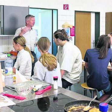 Oberster Berufsbildner zu Gast - Bruno Lustenberger war voll des Lobes für den WHA-Unterricht an der Schule Boswil. Bild: zg