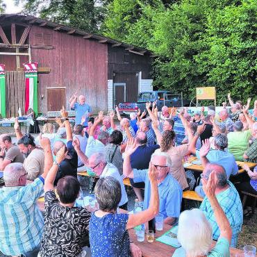 Vorerst keine neue Hütte - Eindeutiges Votum: Die Ortsbürger sind gegen den Abriss der Waldhütte in Nesselnbach und gegen einen Neubau der Waldhütte in Niederwil. Die jetzige Hütte (im Hintergrund) soll mit möglichst wenig Mitteln saniert werden. 
Bild: Chregi Hansen