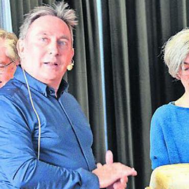 Revolver im Wahlkampf - Autor Dieter Kuhn (l.), Initiant Thomas Füglistaler und Karin Vogel mit Buchtorte. Bild: tst