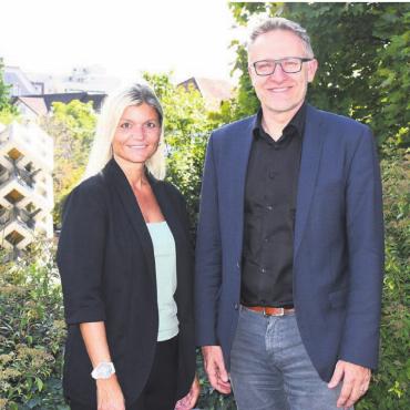 Ihr Vorschlag ist chancenlos - Mitte September stellten Gemeinderätin Denise Strasser und Ammann Arsène Perroud das Budget 2026 vor und warben für einen Steuerfuss von 120 Prozent. Im kommenden Jahr sind beide nicht mehr in der Regierung. Und auch das Budget wird wohl in der Parlamentsdebatte noch Federn lassen. Bild: Archiv/dm