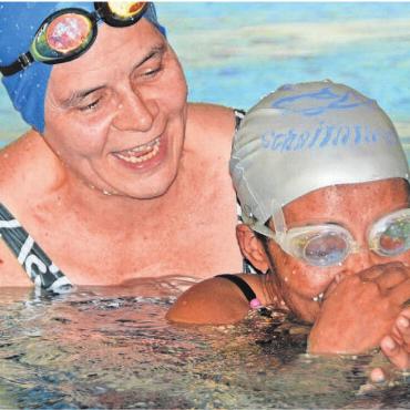 Sie erschwimmen Mut für mehr - «Das Gesicht ins Wasser zu halten, ist die erste und eine der schwersten Übungen», weiss Verena Bürgisser (links). Selam Debesay hat es gewagt und geschafft.
Bilder: Sabrina Salm