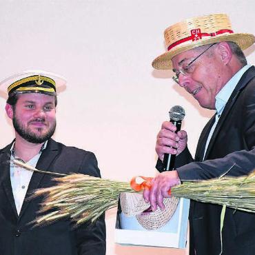 «Nicht der Grösste, aber grossartig» - Von Marc Läuffer, Einwohnerratspräsident ab 2024, gab es zuerst das Rohmaterial für einen Strohhut und danach doch noch das Original. Bilder: Daniel Marti