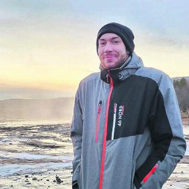 Jeden Tag 38 Grad - Laurent Zoccoletti schlottert vor einem heissen Geysir. Bilder: zg