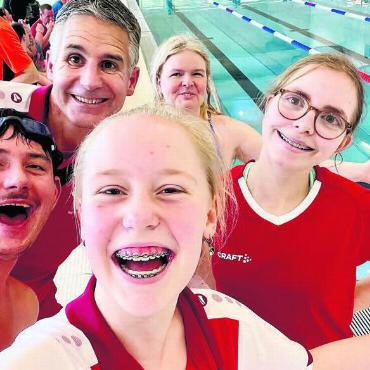Erfolgreicher Auftritt im Schwimmbecken - Die Stimmung war bei der Delegation des Behinderten-Sportclubs Wohlen-Lenzburg bestens. Nächstes Jahr organisiert der Verein dann die Meisterschaften selber.