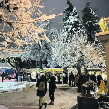 Den Wintereinbruch gespürt - Weihnachtsmarkt bei Nacht: Im Park der Villa Isler herrschte dank dem vielen Schnee eine schöne, winterliche Stimmung.
