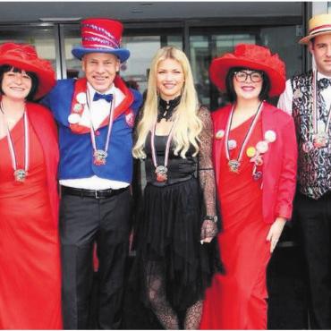 Das Erbe weiterführen - Mit grossem Einsatz für die Fasnacht unterwegs (v. l.): Markus Peterhans, Co-Präsident; Janet Abt; Erik Amsler, Co-Präsident; Céline Huwyler; Tosca Liserra; Fabian Bruggisser und Corina Palladino.
Bild: zg