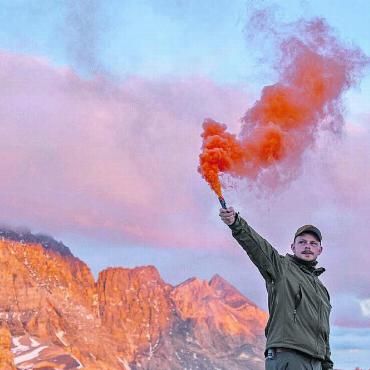 Die eigenen Grenzen erfahren - Für alles gerüstet sein: Im Notfall kann Markus Lusser auch in den Bergen auf sich aufmerksam machen. Bilder: Chregi Hansen / zg