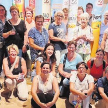 Zu Gast in der Genussfabrik - Einblick in die Genussfabrik für die Landfrauen auf der Bezirksreise. Bild: zg