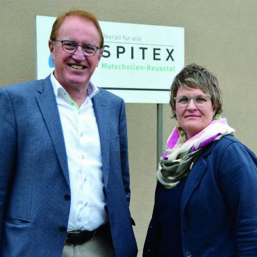 Neue Mantelorganisation geplant - Sie möchten mit dem Projekt «Rego» Synergien nutzen, Kosten sparen und den Gemeinden mehr Mitspracherecht ermöglichen: Peter Spring, Präsident Gemeindeverband Regionale Alterszentren, und Brigitte Weibel, Präsidentin der Spitex Mutschellen-Reusstal. Bild: Roger Wetli