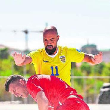 Nur Rang 5 für «Sandgenossen» - Der Tägliger Sandro Spaccarotella (vorne) im Duell mit einem Rumänen. Gegen die Osteuropäer holte die Schweiz zwei Siege. Bild: Beachsoccer.com