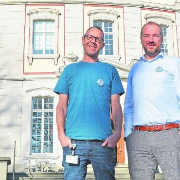 Ein Miteinander der Generationen - Hinter und vor der Pflegi-Fassade spielt sich ganz vieles ab. Diese Vielfalt zu zeigen, das ist eines der Ziele des Frühlingsfestes. Thomas Weber (Leiter Kommunikation und Marketing, links) und Dennis Lehmann (Leiter Hotellerie) freuen sich auf den Grossanlass Ende Mai. Bild: Annemarie Keusch