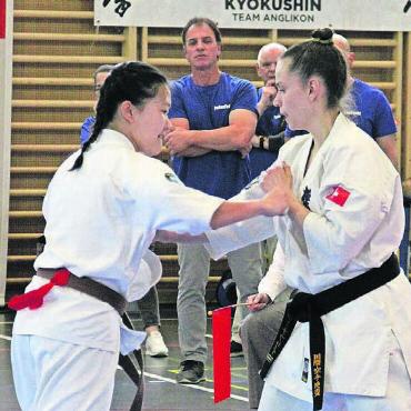 Felber verteidigt den Titel - Auch die Frauen bewiesen beeindruckende Nehmerqualitäten. Wie Sina Burri (rechts), die bei der Elite der Frauen im Mittelgewicht den Titel holen konnte.