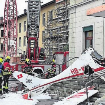 Flugzeug knallt in Schulhaus - Geschützt gegen Rauchvergiftung wurde ein Teil der Schulkinder vom Atemschutz via Treppenhaus gerettet. Bild: wam