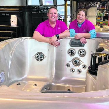 Wellness-Oase im Eigenheim - Sind vom positiven Effekt eines Bades im Whirlpool überzeugt: Michael und Daniela Casati. Bild: Sabrina Salm