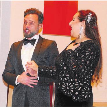 In Erinnerung an Puccini - Tenor Ugo Tarquini und Sopranistin Valentina Boi traten als eingespieltes Duo auf und gewannen die Sympathien des Publikums.