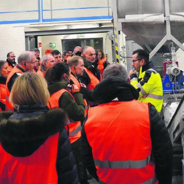 So, wie es Viola Amherd rät - Marcio Lopes ermöglichte den Gästen einen spannenden Einblick in die Recycling-Abteilung der Swisspor in Boswil. Bilder: Annemarie Keusch