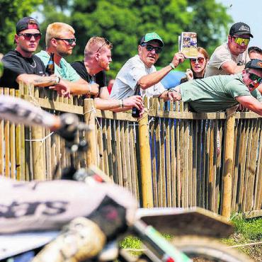 Stars, Stunts und Stimmung - Schnelle Rennen, tolle Stimmung: Das ist das Motocross in Muri. Bilder: Simon Huwiler