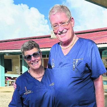 Wo einfach alles anders ist - Ruth und Thomas Furrer vor dem Kilu‘Ufi-Spital auf Malaita – sechs Monate lang lebten und arbeiteten sie auf der Salomonen-Insel. Um den Hals tragen sie die typischen Shell-Money-Ketten. Das tun sie auch jetzt, zurück in Sarmenstorf, noch. Bild: zg