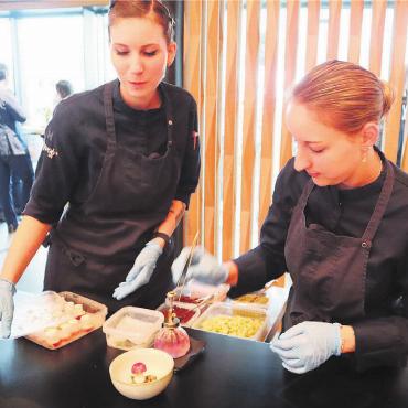 Mit der Liebe zum Essen - Karolin Kurek und Lena Humbel vom Restaurant Ochsen bei der Zusammenstellung ihrer Dessertkreation. Diese erklärten sie gleichzeitig ihren Gästen. Bilder: vaw