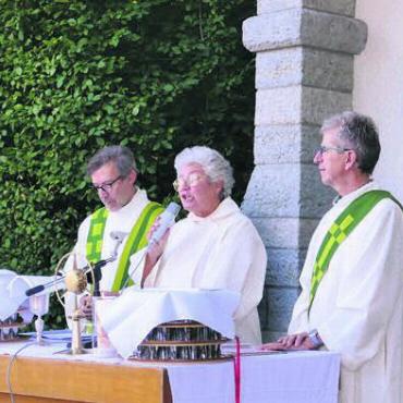 Frieden kommt nicht von allein - Pfarrer Theo Pindl, Pfarrerin Brigitte Oegerli und Diakon Hans-Peter Stierli (von links) zelebrierten den Gottesdienst vor dem Denkmal von Bruder Klaus. Bild: tre