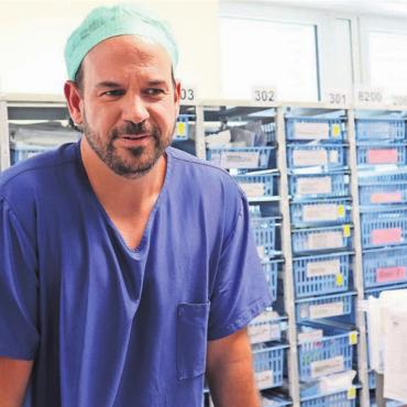 Fadenlager wie in der Mercerie - Adrian von Briel hat seinen OP-Trakt im Griff. Humor und flache Hierarchie erleichtern das Arbeiten – auch in hektischen Momenten. Bilder: vaw