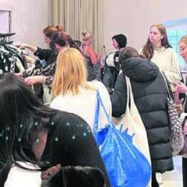Tauschen statt kaufen - Der Zeughaussaal war rappelvoll. Bild: zg