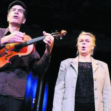 Soundtrack des Lebens - Auseinandersetzung mit musikalischen Erinnerungen: Akin und Andreas Schertenleib. Bild: pd