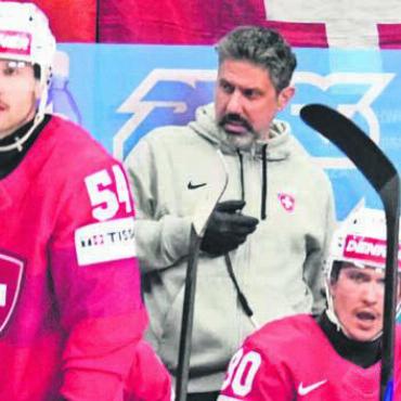 Erfolg und Emotionen - Fabio Rampa (Mitte) während des WM-Finals zwischen Christian Marti (links) und Nicolas Baechler. Bild: Frehsfocus