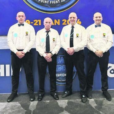 Zurück aus der Zukunft - Antonio Cerundolo (1. v. r.) mit den wenigen ausländischen Referees an der UAE Kickboxing Championship. Bild: zg