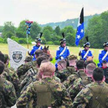 Kampfjets, Kavallerie und Kanonen - Im Blick der Wehrmänner: Der Jubiläumsstein und die Kavalleristen.