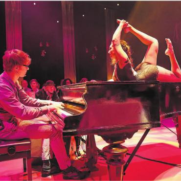 Mister Zuverlässig - Auch wenn sein Flügel zur Manege wird wie hier beim Auftritt von Thula Moon Martin im Jahr 2017, bleibt Lukas Stäger höchst konzentriert. Der Wohler Pianist muss auf alles vorbereitet sein, die Nummer kann jedes Mal leicht anders sein. Und auch die Nähe zum Publikum ist besonders in diesen Momenten. 
Bilder: pd