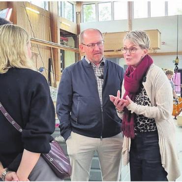 Neues Hotel in nur 105 Tagen - Zusammen mit dem Schweizer Fernsehen besuchten die Hoteliers Esther Bellwald und Lukas Kalbermatten die Produktion in Dottikon. Bild: zg