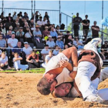 Das aussergewöhnliche Fest - Auf der Tribüne schaut man gespannt den Schlussgang zwischen Aron Kiser und David Wüest.