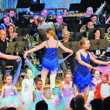 Tolle Darbietungen für Augen und Ohren - Die Musikgesellschaft Dottikon sorgte für den Sound-Teppich, auf dem die Mitglieder der Murianer Ballett- und Tanzschule Tanzwirbel ihr Können demonstrieren konnten. Bilder: zg