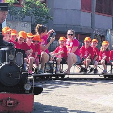 Die Jugend bewegt - Genuss pur: Eine Runde mit der Dampfbahn drehen.