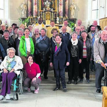 Ein frohes Wiedersehen - Die Katholische Pfarrei Wohlen mit Pfarrer Ignatius Okoli und dem aktiven Pfarreiteam hatte Besuch aus dem Berner Oberland erhalten. Es war schön zu sehen, wie die Pfarrei Wohlen Kontakte in andere Landes-Regionen pflegt. Bild: zg