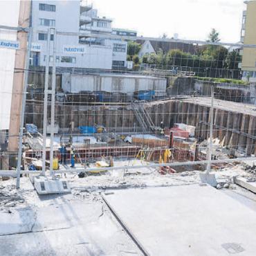 «Es gibt genügend Alternativen» - Das erste bewilligte Projekt mit einem Mobilitätskonzept ist aktuell im Bau. Es ist die neue Überbauung am Ort des ehemaligen Ärztehauses. Bild: chh
