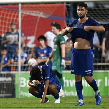 Fussball: Wohler Cup-Aus vor über 2000 Zuschauern - Enttäuschung beim FC Wohlen. Trotz gutem Auftritt muss sich das Team dem Favoriten aus Aarau im Cupspiel geschlagen geben. Bild: Alexander Wagner