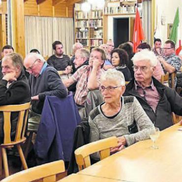 Ein Thema, das polarisiert - Gut besuchte Einbürgerungsdebatte in der Wohler Begegnungsstätte Rösslimatte. Bilder: Walter Minder