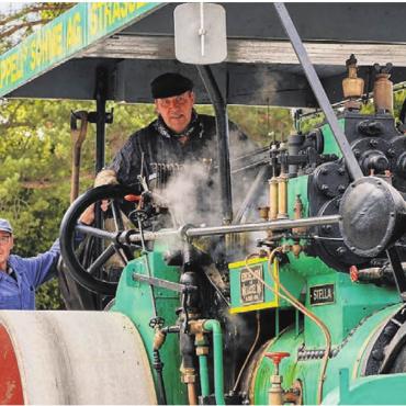Eine beeindruckende Anlage - Die Dampfwalze Stella stammt aus den 30er-Jahren und wird für den Family Day herausgeputzt. Bilder: zg