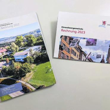 «Gmeind-Büechli» abgeschafft - Bisher wurden die «Gmeind»-Infos im kompakten Büchlein für die Stimmbürger aufbereitet und gedruckt in die Haushalte geliefert (Bsp. links). Per sofort erhalten die Bremgarter nur noch einen Papierbogen (rechts). Alles Weitere gibts im Internet. Bild: Marco Huwyler