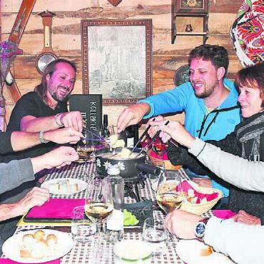 Gruselig und kuschlig zugleich - Der Anlass der Volkshochschule war eine Art Premiere vor der Premiere: Das Fondue war ein Genuss.