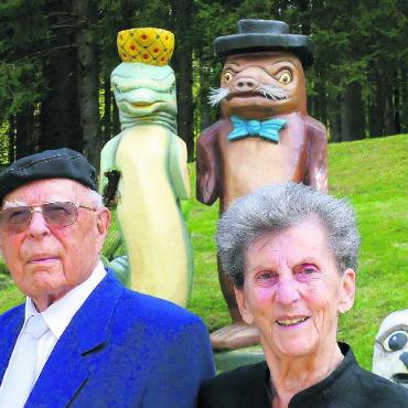 Auch der Tod scheidet sie nicht - Trudy und Josef Steinmann-Karpf im Schwarzwald an ihrer eisernen Hochzeit im Jahr 2022. Bild: zg