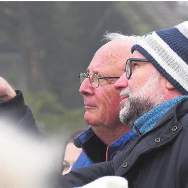 Mit Fachwissen und Geduld - Freude bei den Verantwortlichen der Schule Wohlen: Bez-Schulleiter Paul Bitschnau (rechts) beobachtet mit Rolf Stadler, ehemaliger Präsident der Schulleitungskonferenz, den Spatenstich. Bilder: Daniel Marti